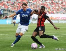 爱游戏体育官网-伯恩茅斯在英超友谊赛中轻松战胜埃弗顿