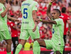 爱游戏体育官网-西甲战火重燃，巴萨3-0大胜马洛卡，马洛卡两人染红吞苦果