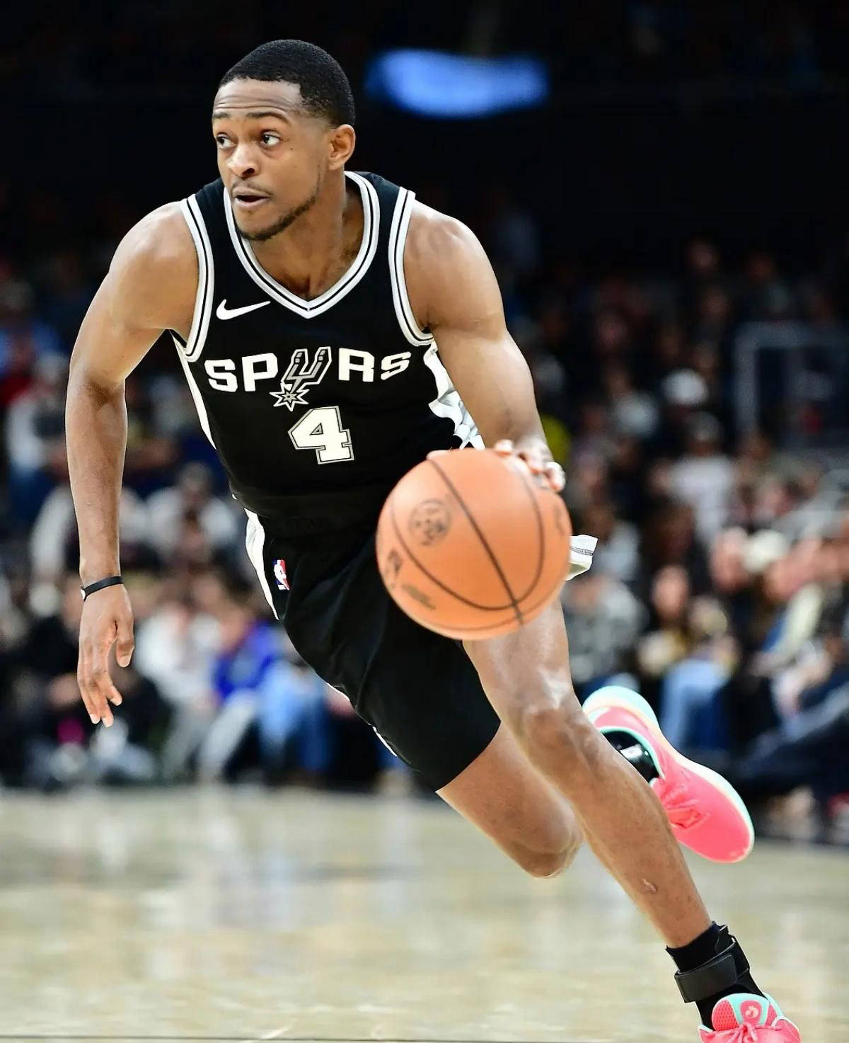 爱游戏体育网址-圣安东尼奥马刺续约达龙福克斯,薪水或有变动