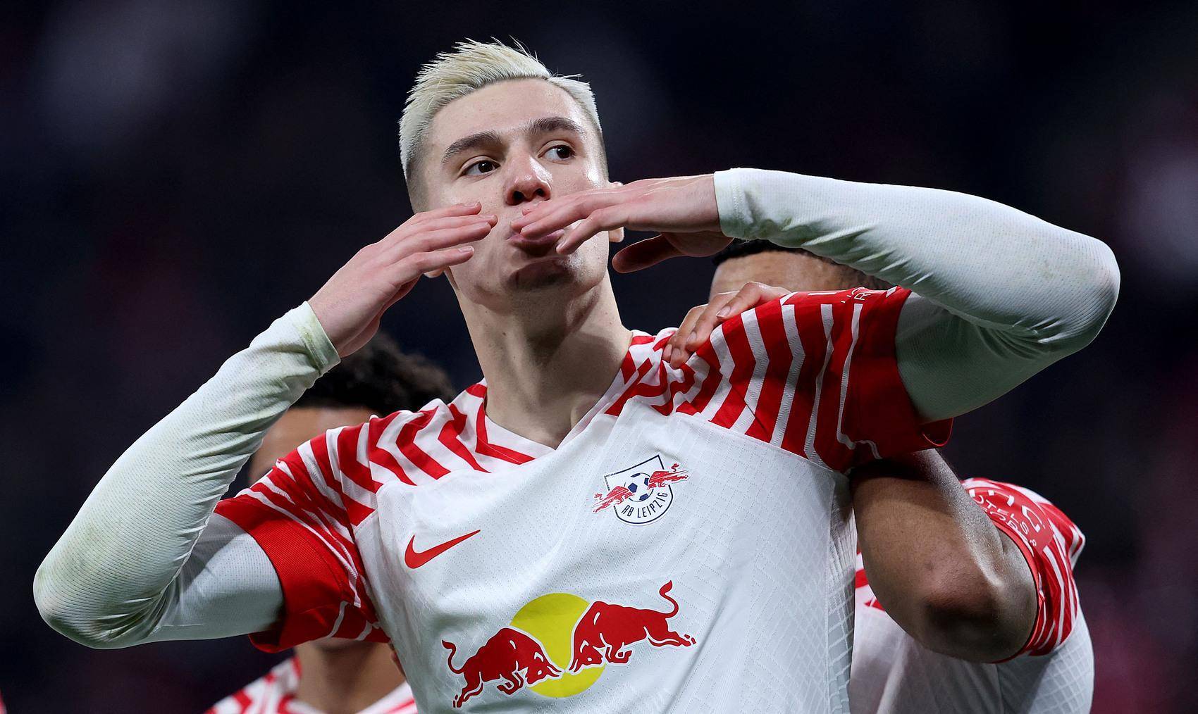 爱游戏体育首页-曼联正式签下中锋塞斯科，是为打击利物浦？