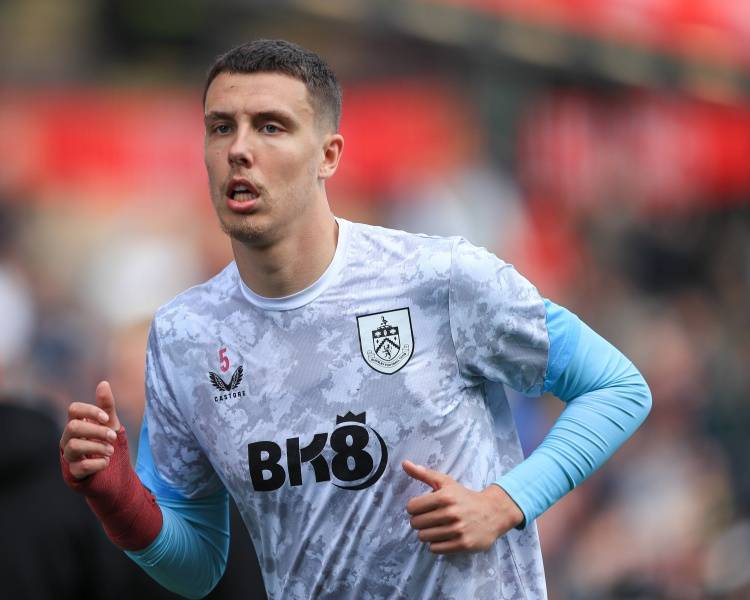 爱游戏体育下载-天空：伯恩利将与23岁中卫艾斯特福涨薪续约