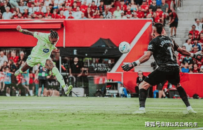 爱游戏体育官网-西甲战火重燃，巴萨3-0大胜马洛卡，马洛卡两人染红吞苦果