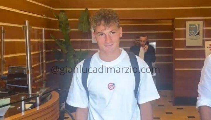 爱游戏体育-S-埃斯波西托接受卡利亚里的体检：很高兴来到这里，加油卡利亚里