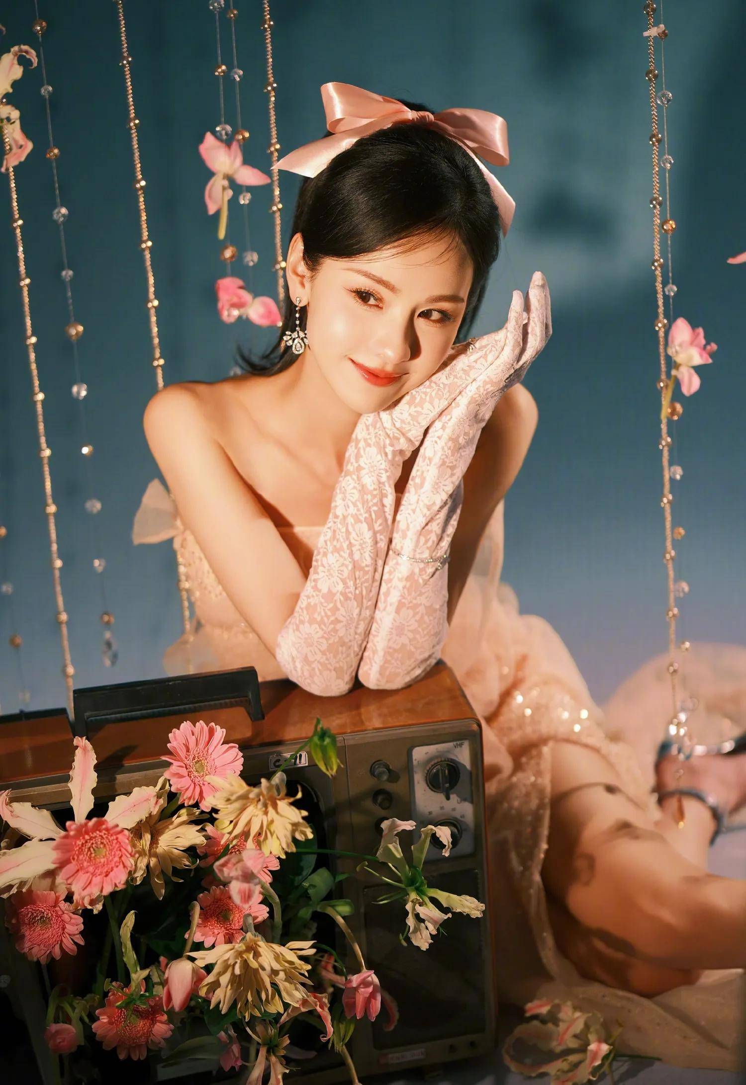 爱游戏体育官网-31岁陈都灵公布最新美照,如今的她越来越放得开,网友喜爱不断