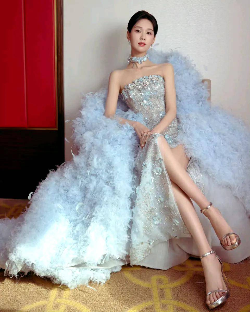 爱游戏体育官网-31岁陈都灵公布最新美照,如今的她越来越放得开,网友喜爱不断