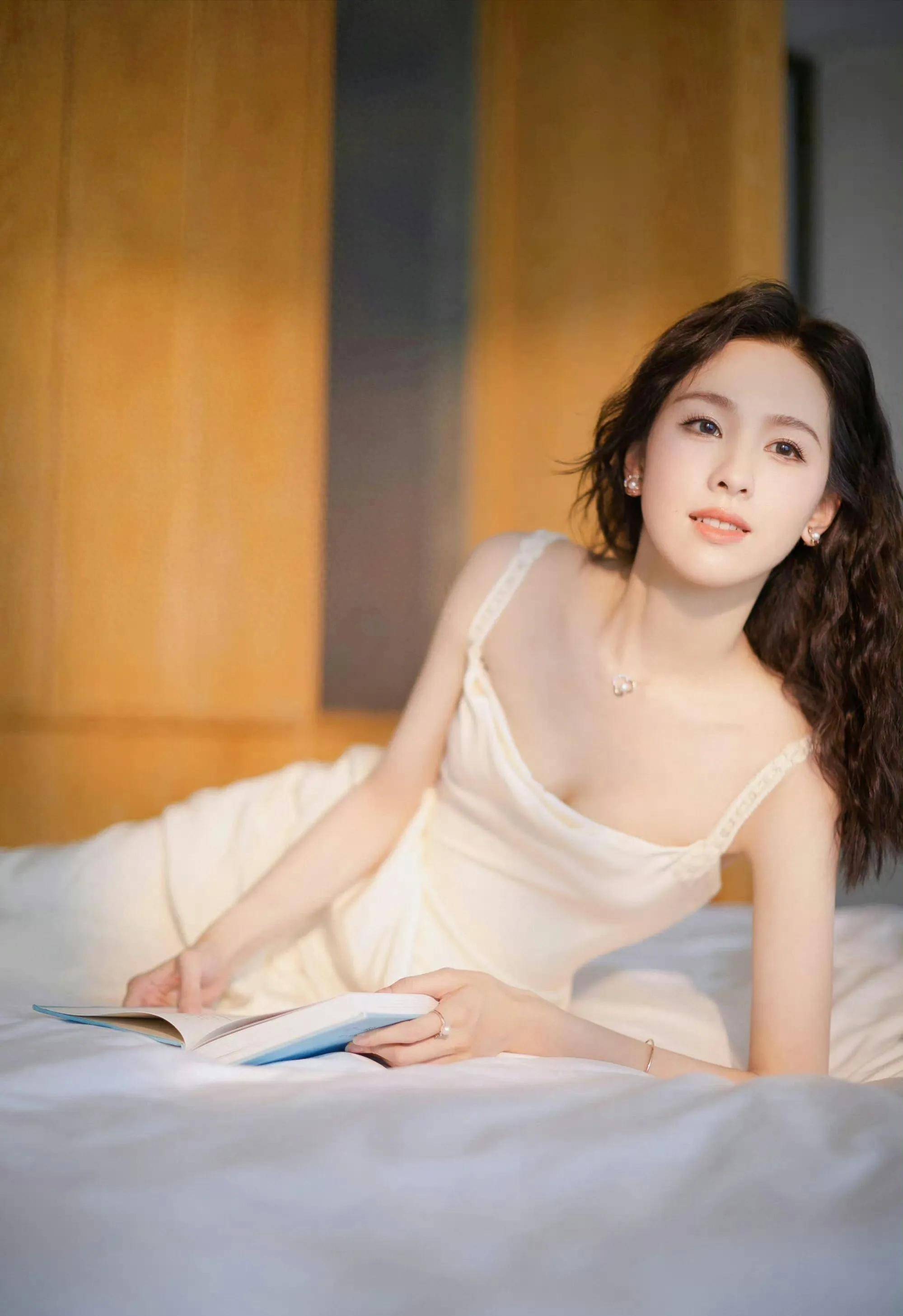 爱游戏体育官网-31岁陈都灵公布最新美照,如今的她越来越放得开,网友喜爱不断