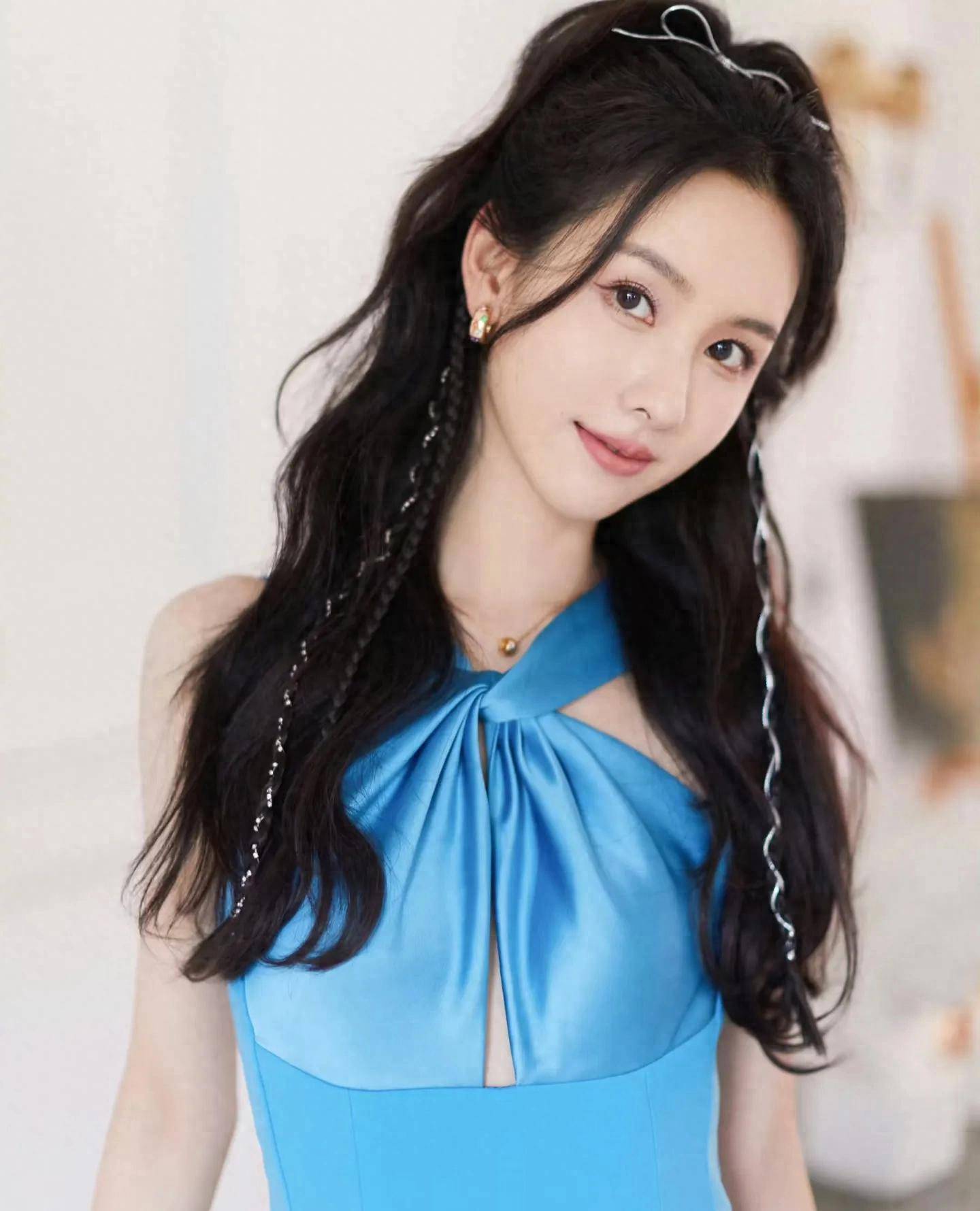 爱游戏体育官网-31岁陈都灵公布最新美照,如今的她越来越放得开,网友喜爱不断