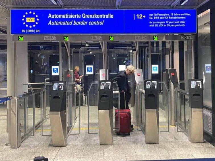 爱游戏体育网址-在法兰克福转机