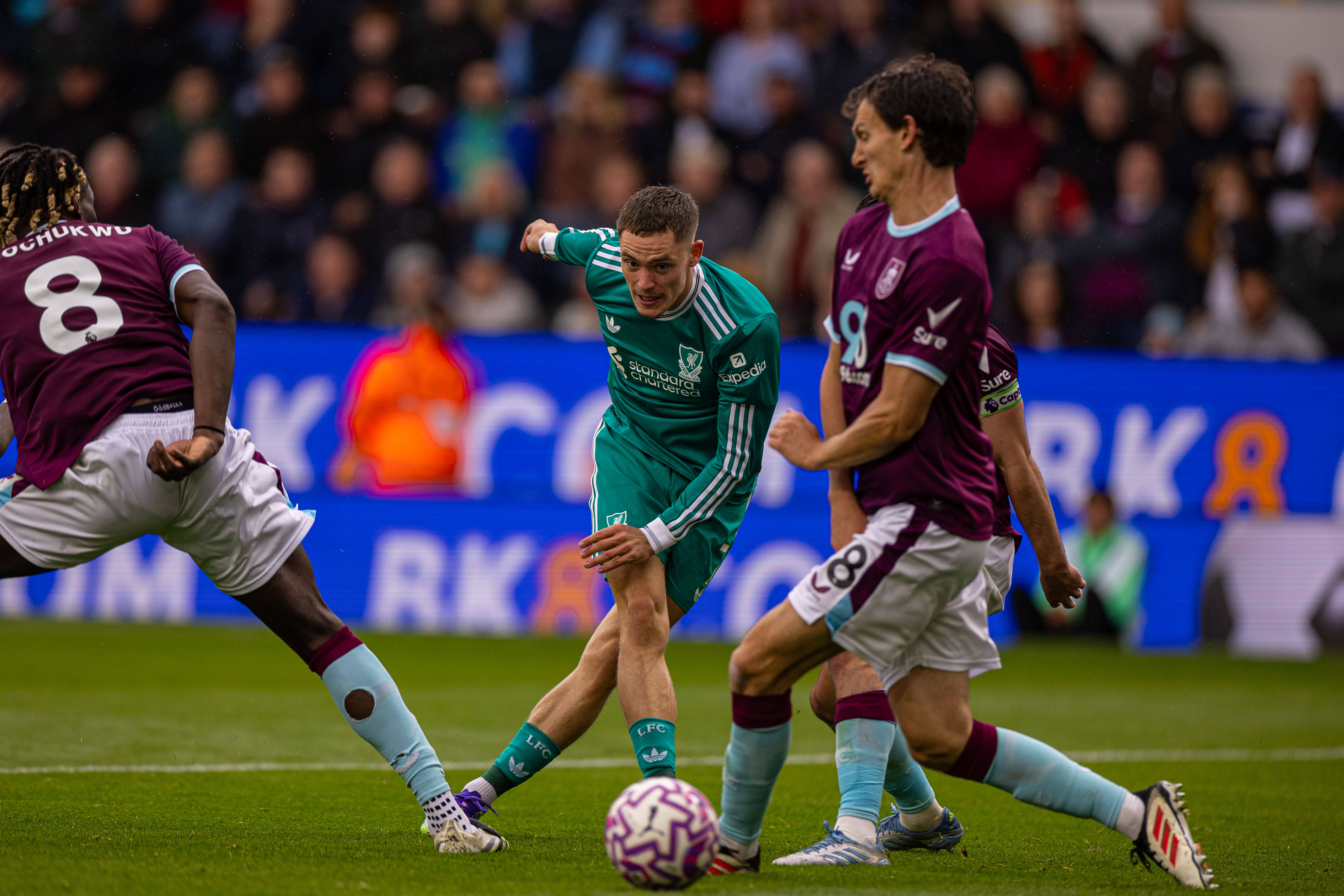 aiyouxi-(体育)足球——英超:利物浦胜伯恩利