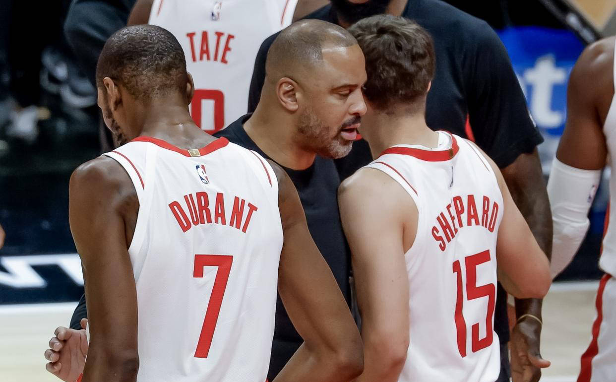 爱游戏体育官网-哈登引发连锁效应，火箭孤注一掷，小卡或离开，小托马斯拟加盟休斯顿？