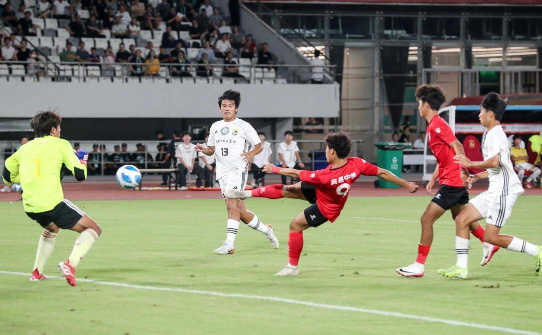 爱游戏体育下载-校园足球打底，“苏超”满是青春底气