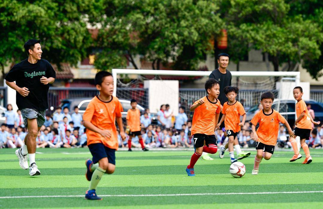 爱游戏体育下载-校园足球打底，“苏超”满是青春底气